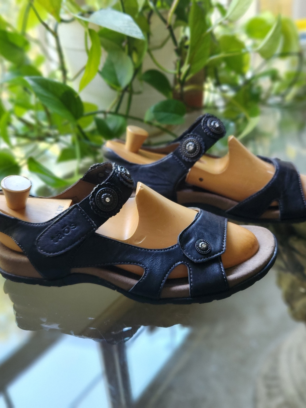 Taos Eden 2 Black Leather Medallion Comfort Strappy Hook Loop Sandals Size 6 36